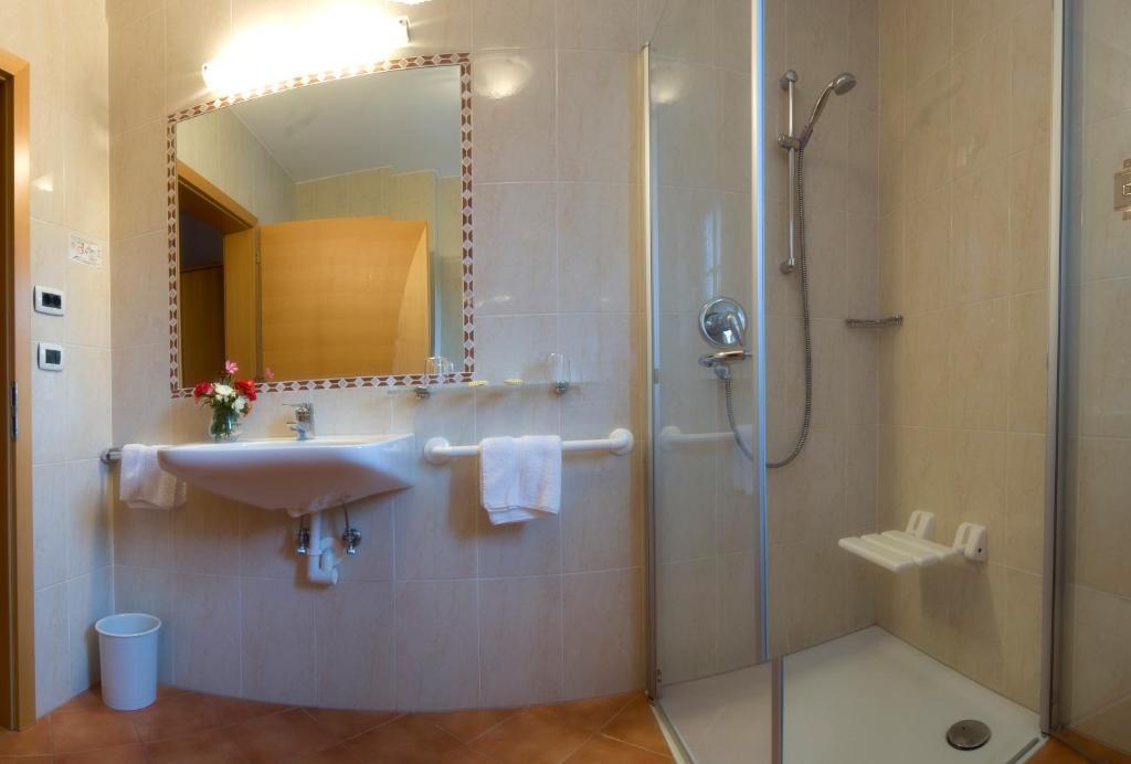 Hotel Loewenwirt Tscherms Oda fotoğraf